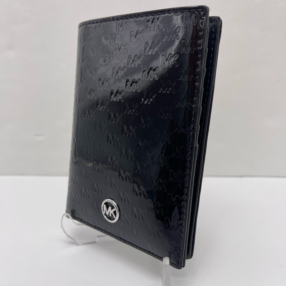 Michael Kors Jet Set Travel Md Sign Patent Logo Debossed  Passport Case
Black - Picture 13 of 16